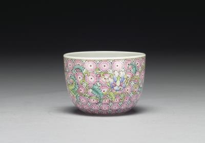 图片[2]-Zhong wine cup with flower on a polychrome ground in falangcai painted enamels, Qianlong reign (1736-1795), Qing dynasty-China Archive